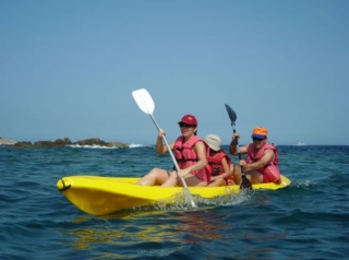 familiares en un kayak navegando por el mediterraneo